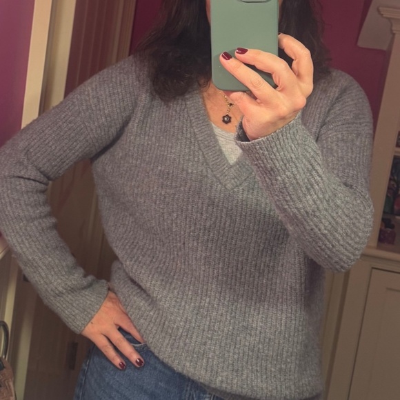 Theory merino wool heather gray ribbed V neck boxy sweater-Size S - Picture 1 of 5